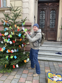 Geschenkebaum KHG 2024 mit Pfarrer